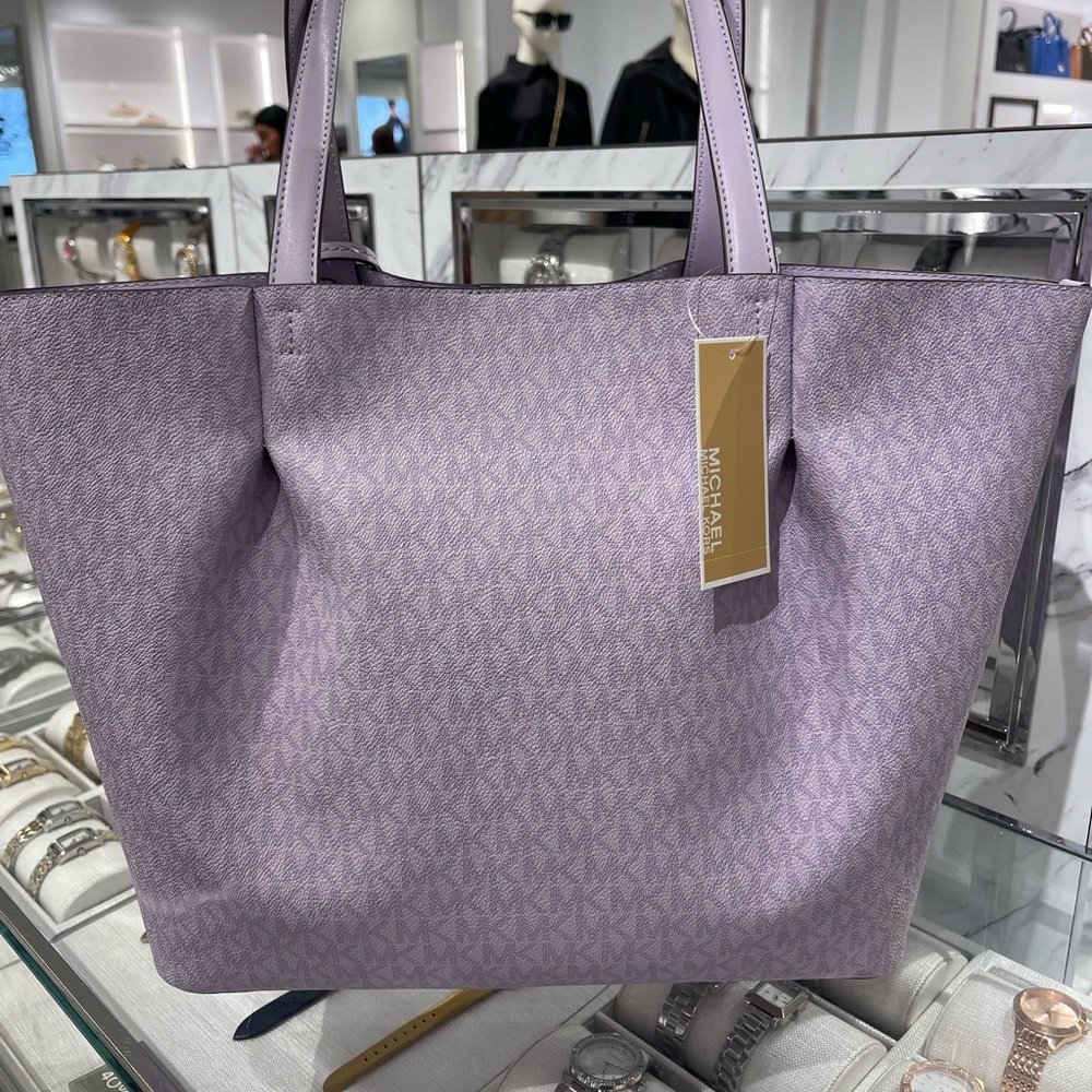 MICHAEL KORS Carson Large Signature Logo Shoulder Tote Bag
Light Quartz
NWT - Picture 9 of 16